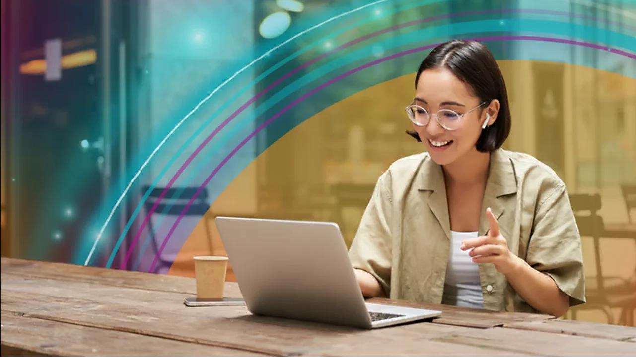 夜色中拖出彩色光轨的房间，深夜追剧时的快连VPN 连接状态